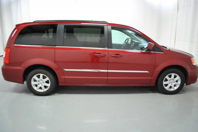 Chrysler Town and Country 2012 photo 2
