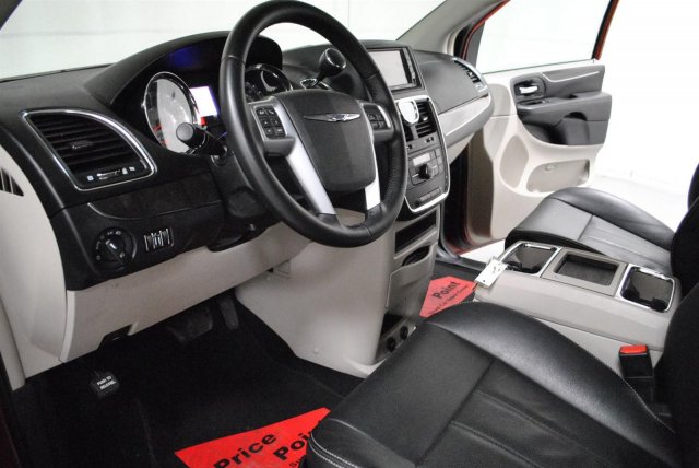 Chrysler Town and Country 2012 photo 3