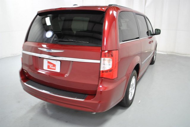 Chrysler Town and Country 2012 photo 4