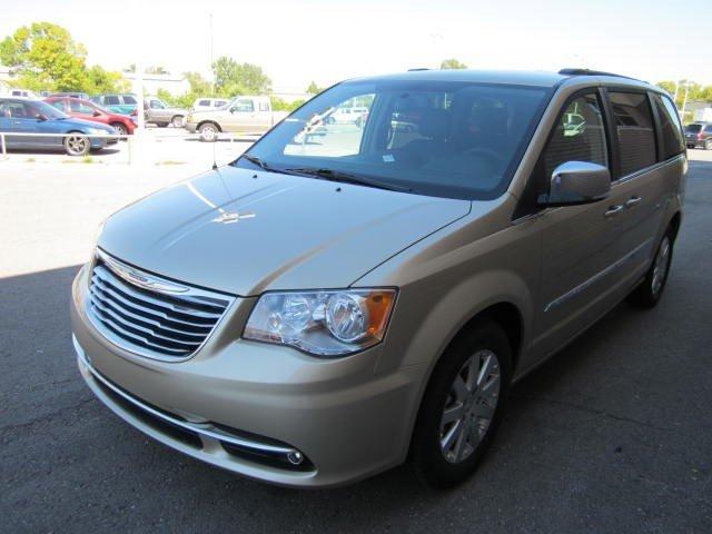 Chrysler Town and Country 2012 photo 2
