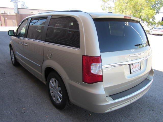Chrysler Town and Country 2012 photo 3