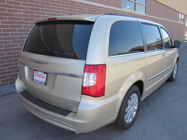Chrysler Town and Country 2012 photo 4