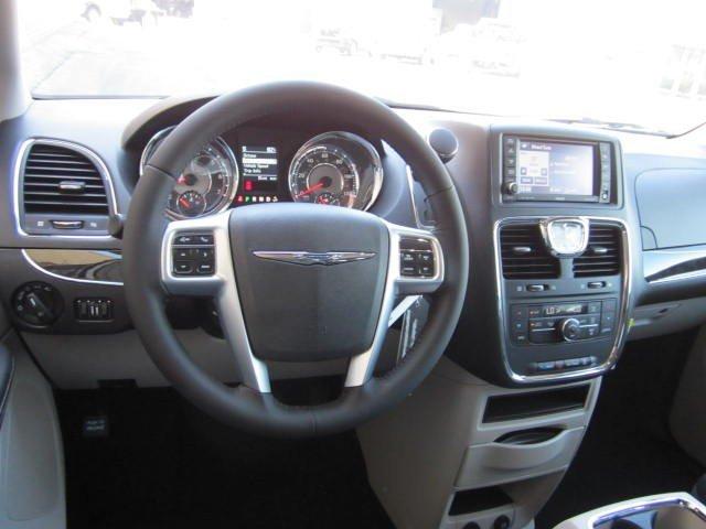 Chrysler Town and Country 2012 photo 5