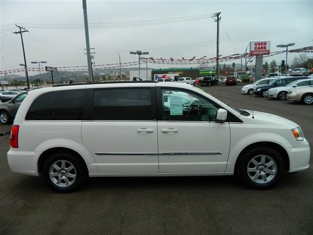 Chrysler Town and Country 2012 photo 1