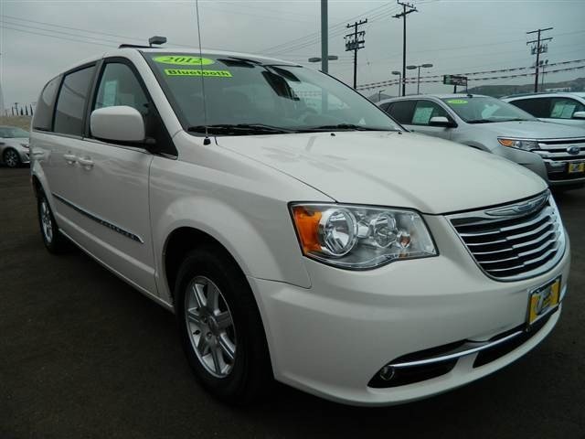 Chrysler Town and Country 2012 photo 3