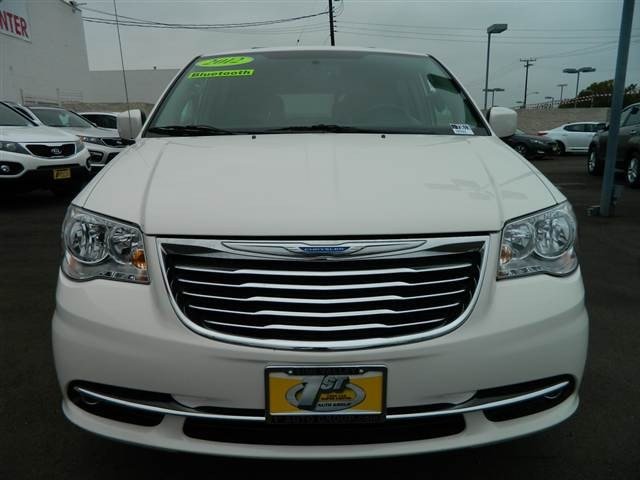 Chrysler Town and Country 2012 photo 4