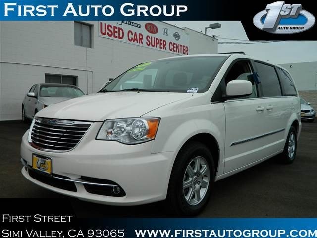 Chrysler Town and Country 2012 photo 5