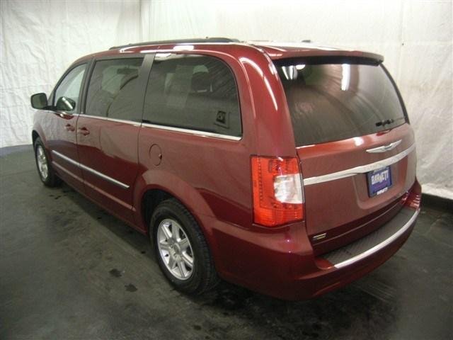 Chrysler Town and Country 2012 photo 2