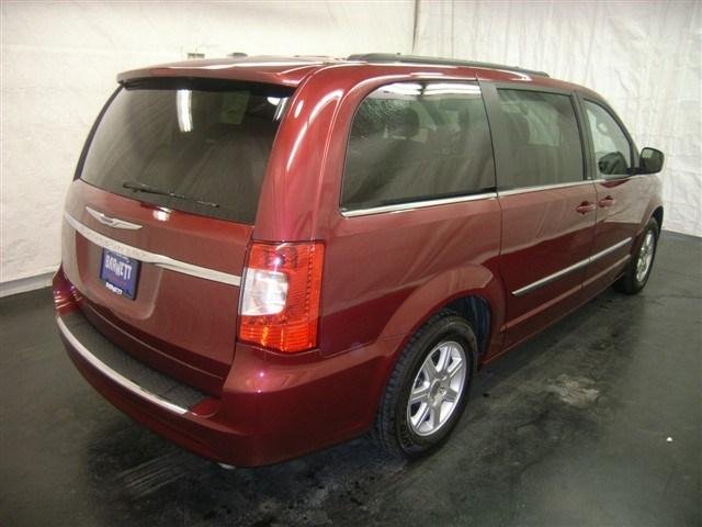Chrysler Town and Country 2012 photo 3