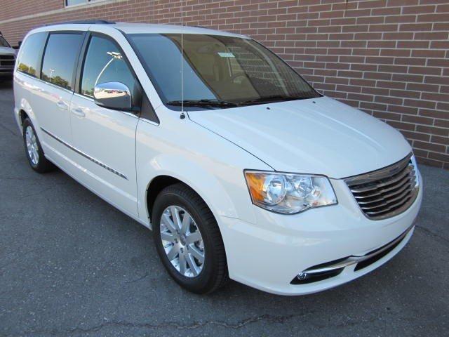 Chrysler Town and Country 2012 photo 1