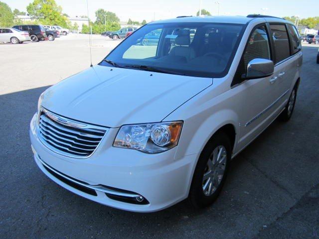 Chrysler Town and Country 2012 photo 2