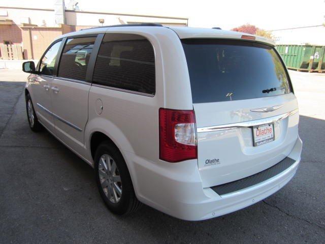 Chrysler Town and Country 2012 photo 3