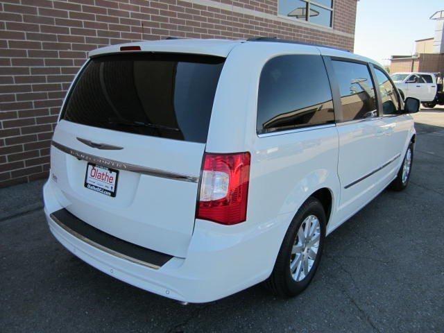 Chrysler Town and Country 2012 photo 4