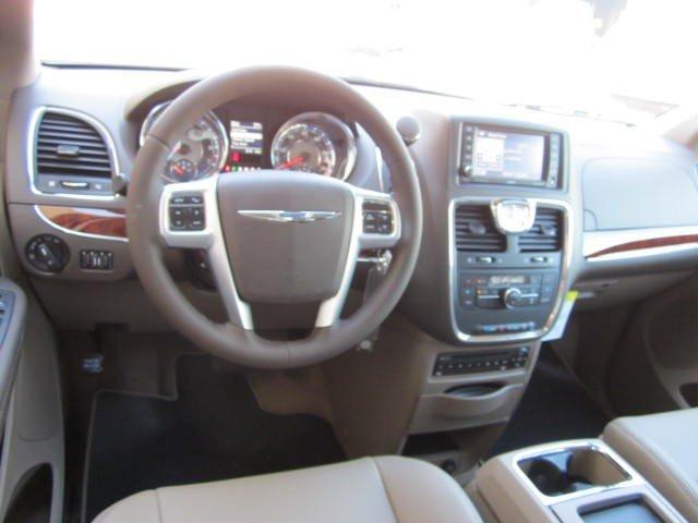 Chrysler Town and Country 2012 photo 5