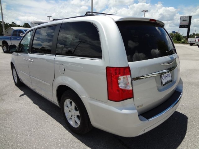 Chrysler Town and Country 2012 photo 1