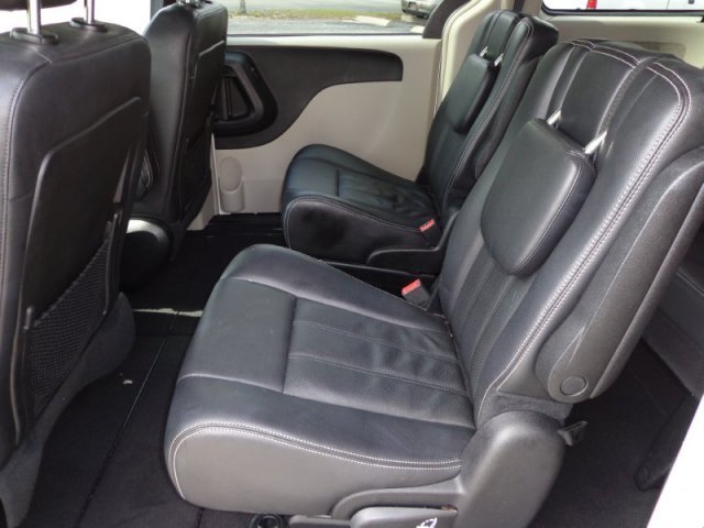 Chrysler Town and Country 2012 photo 2