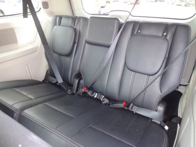 Chrysler Town and Country 2012 photo 3