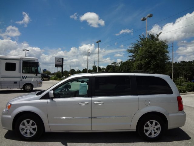 Chrysler Town and Country 2012 photo 4