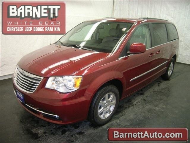 Chrysler Town and Country 2012 photo 2