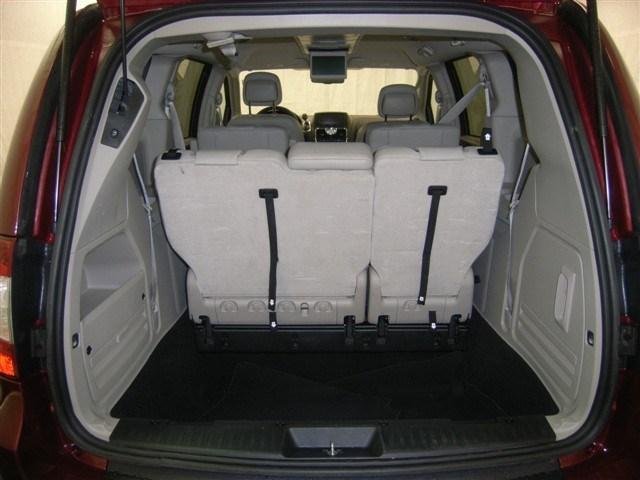 Chrysler Town and Country 2012 photo 3