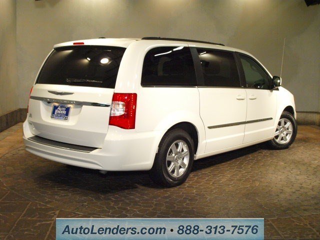 Chrysler Town and Country 2012 photo 2