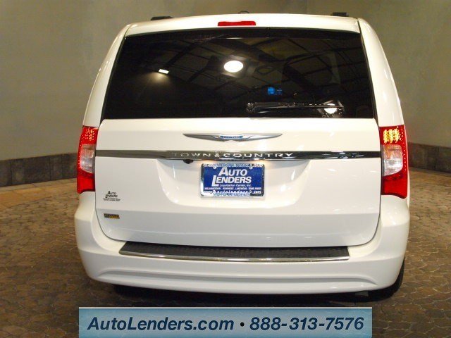 Chrysler Town and Country 2012 photo 3
