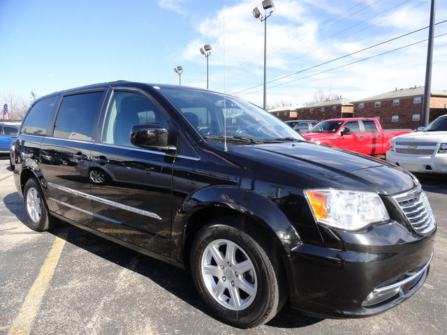 Chrysler Town and Country 2012 photo 1