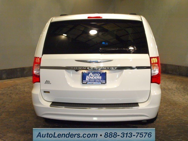 Chrysler Town and Country 2012 photo 2
