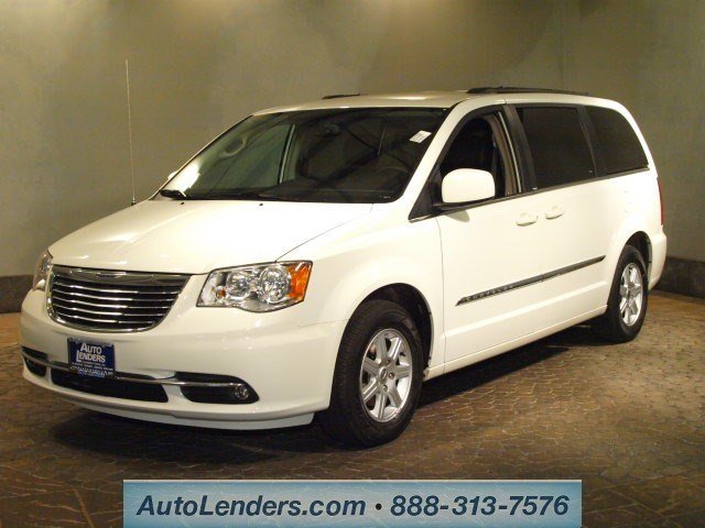 Chrysler Town and Country 2012 photo 2