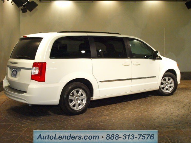 Chrysler Town and Country 2012 photo 3