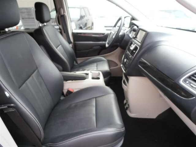 Chrysler Town and Country 2012 photo 1