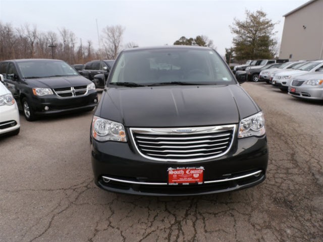 Chrysler Town and Country 2012 photo 2