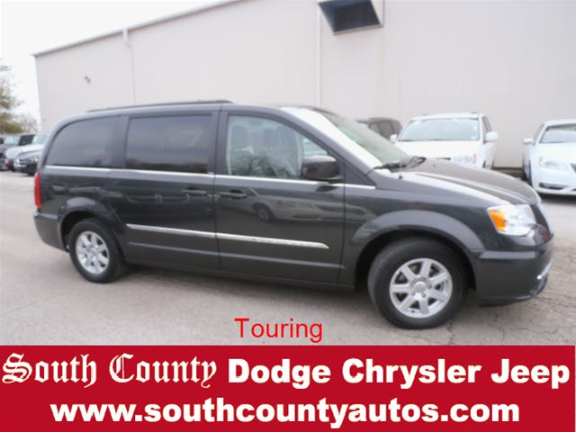Chrysler Town and Country 2012 photo 3