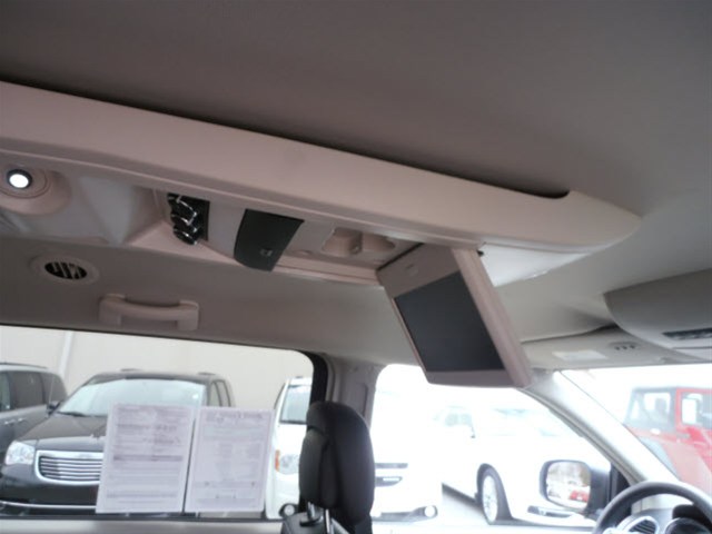 Chrysler Town and Country 2012 photo 5