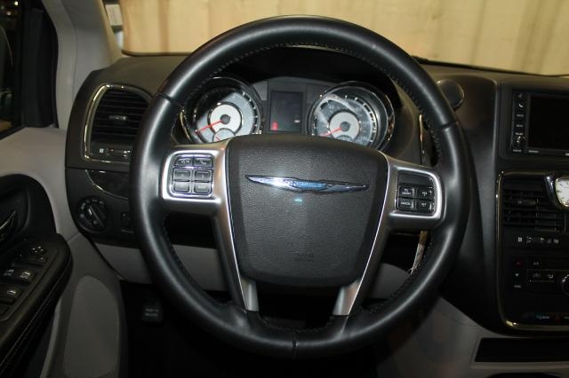 Chrysler Town and Country 2012 photo 1