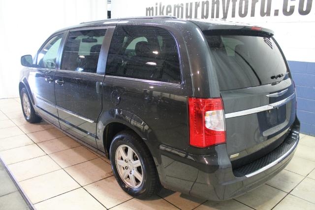 Chrysler Town and Country 2012 photo 2