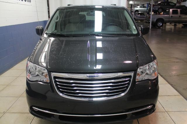 Chrysler Town and Country 2012 photo 3