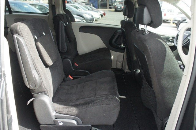 Chrysler Town and Country 2012 photo 2