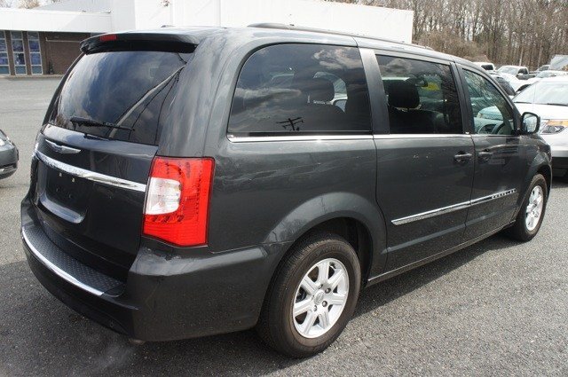 Chrysler Town and Country 2012 photo 3