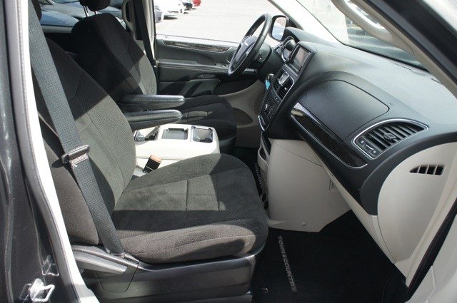 Chrysler Town and Country 2012 photo 5