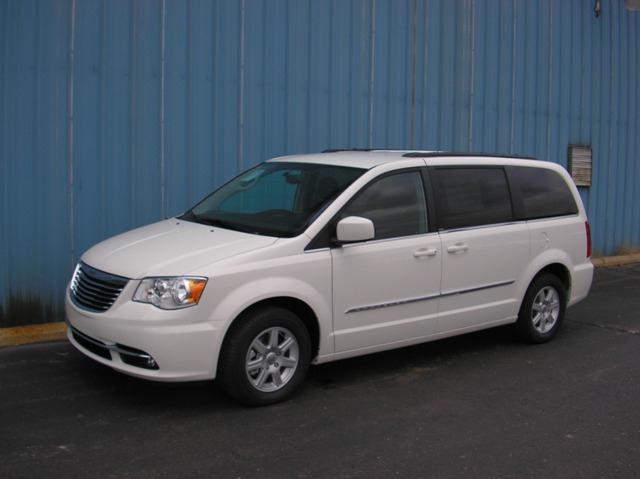 Chrysler Town and Country 2012 photo 1