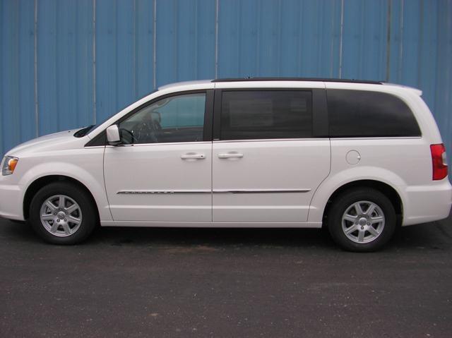 Chrysler Town and Country 2012 photo 2