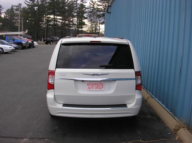Chrysler Town and Country 2012 photo 3