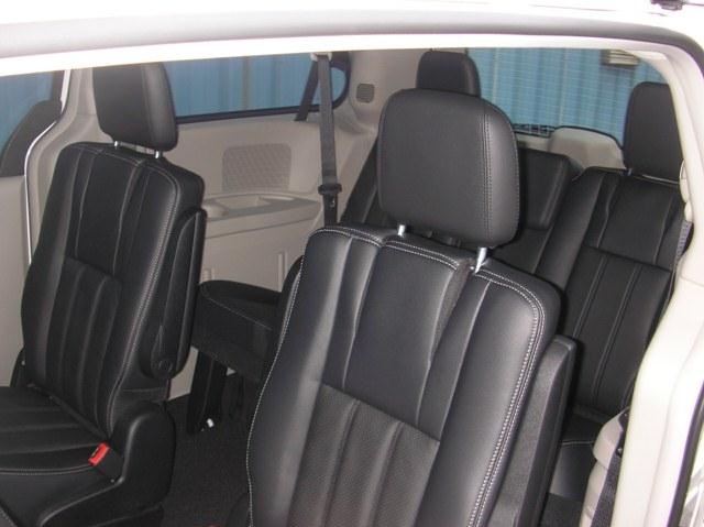 Chrysler Town and Country 2012 photo 4