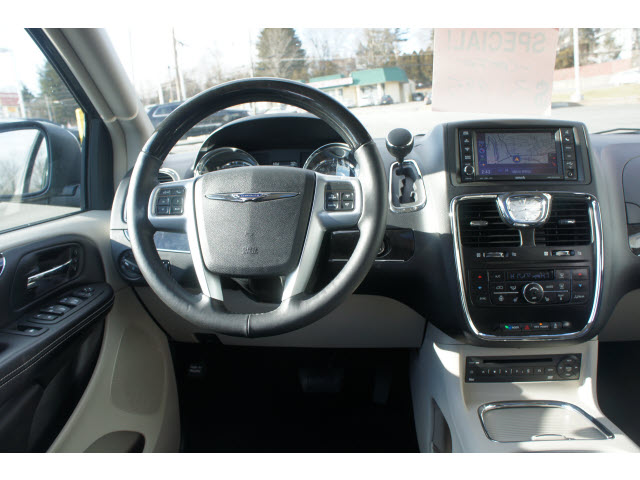 Chrysler Town and Country 2012 photo 1