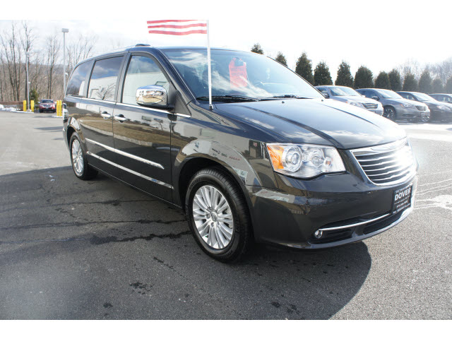 Chrysler Town and Country 2012 photo 2