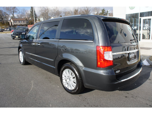 Chrysler Town and Country 2012 photo 3