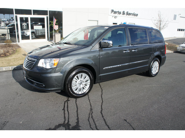 Chrysler Town and Country 2012 photo 4