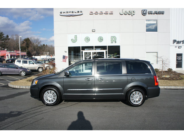 Chrysler Town and Country 2012 photo 5