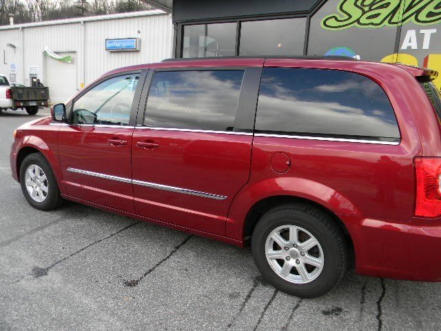 Chrysler Town and Country 2012 photo 1